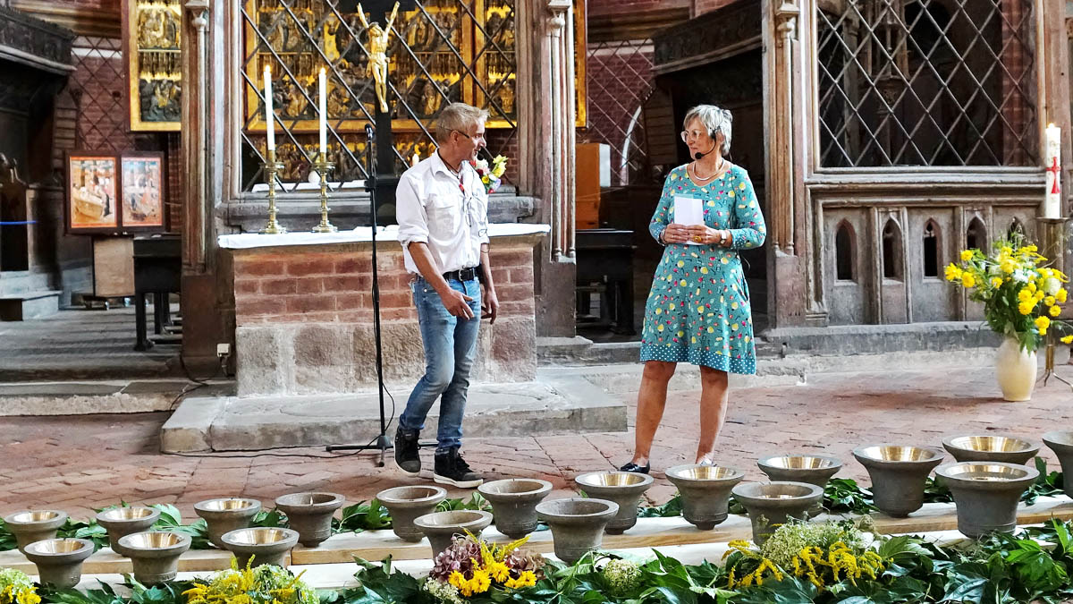 Simon Laudy und Bärbel Hornemann während der Präsentation vor den Spendern.